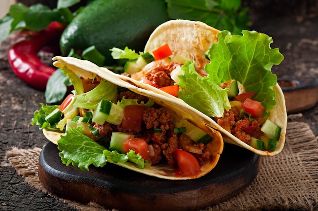 Mexikanische Tacos mit Fleisch, Gemüse und Käse