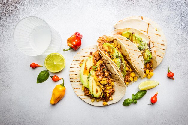 Mexikanische Tacos mit Fleischbohnen, Mais und Salsa Draufsicht