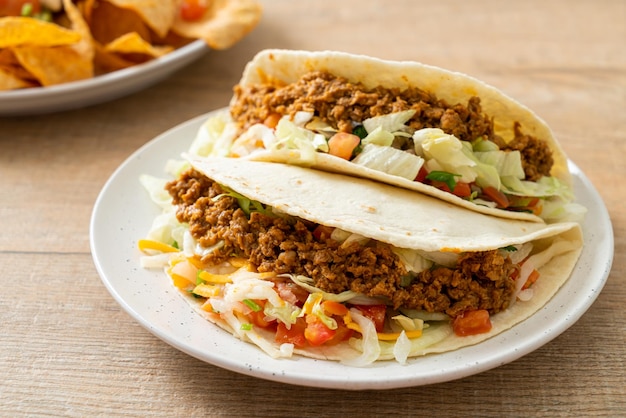 Mexikanische Tacos mit gehacktem Hühnchen