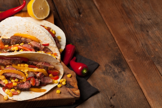 Mexikanische Tacos mit gemarmortem Rindfleisch und Gemüse.