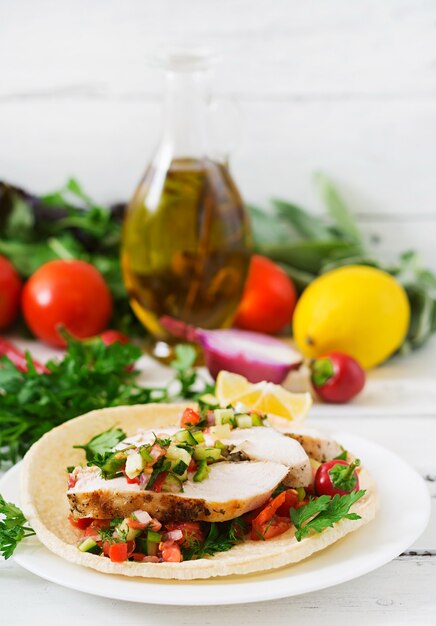 Mexikanische Tacos mit Hühnchen und Salsa.