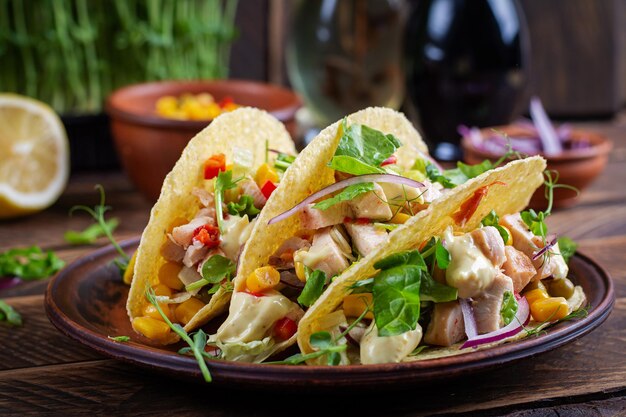 Mexikanische Tacos mit Hühnerfleisch, Mais und Salsa Gesunde Tacos Diät-Menü Mexikanische Taco