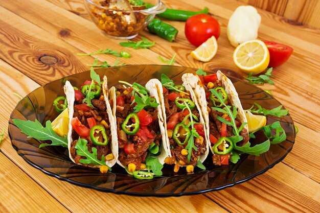 Mexikanische Tacos mit Rindfleisch in Tomatensauce