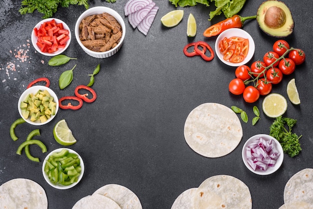 Mexikanische Tacos mit Rindfleisch, Tomaten, Avocado, Zwiebeln und Salsasauce