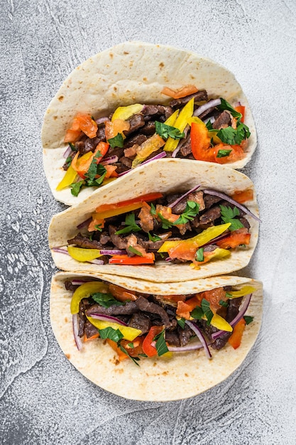 Mexikanische Tacos mit Rindfleisch, Zwiebeln und Paprika. Draufsicht.