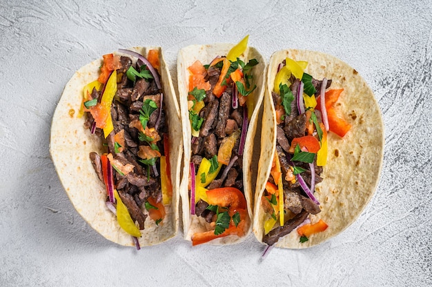 Mexikanische Tacos mit Rindfleisch, Zwiebeln und Paprika