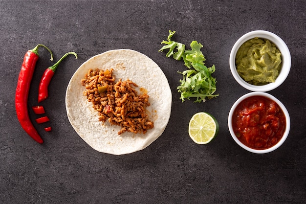 Mexikanische Tacos Zutaten auf Holztisch