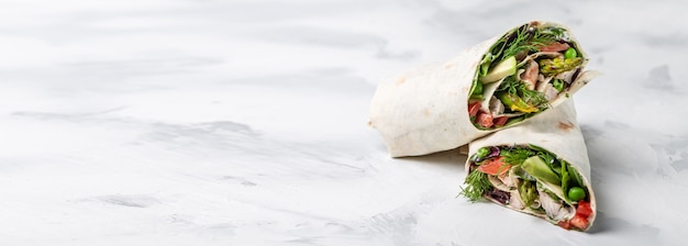 Foto mexikanische tortilla-wrap mit hähnchenbrust und gemüse draufsicht. gesunder snack