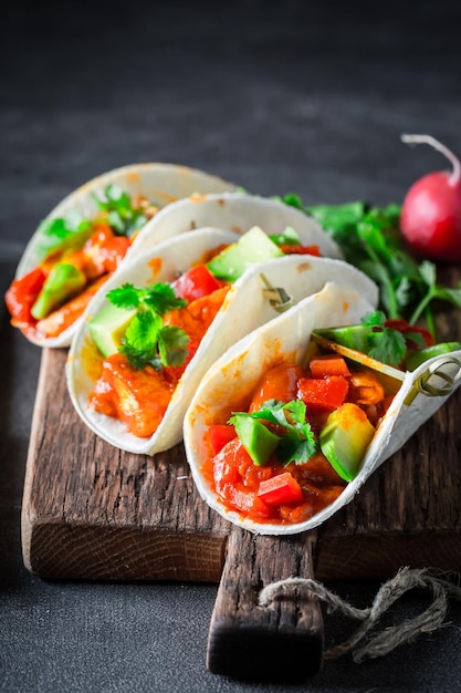 Mexikanische und würzige Tacos aus Tomaten, Avocado und Kräutern