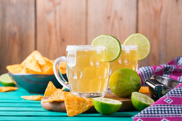 Mexikanischer Alkoholcocktail Chelada mit hellem Bier und Limettensaft