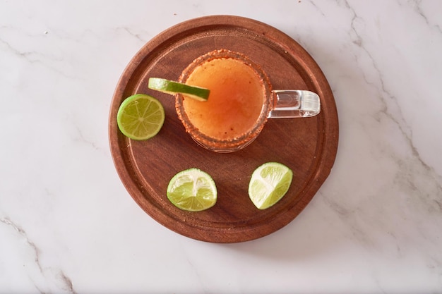 Mexikanischer Cocktail Michelada mit Bier und Tomatensaft