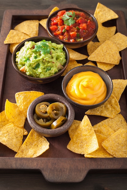 Mexikanischer Guacamole-Salsa-Dip mit Nachos