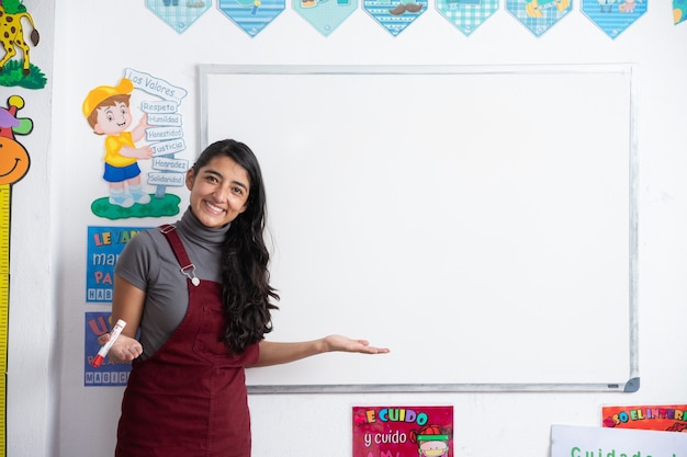 Mexikanischer junger Lehrer im Klassenzimmer