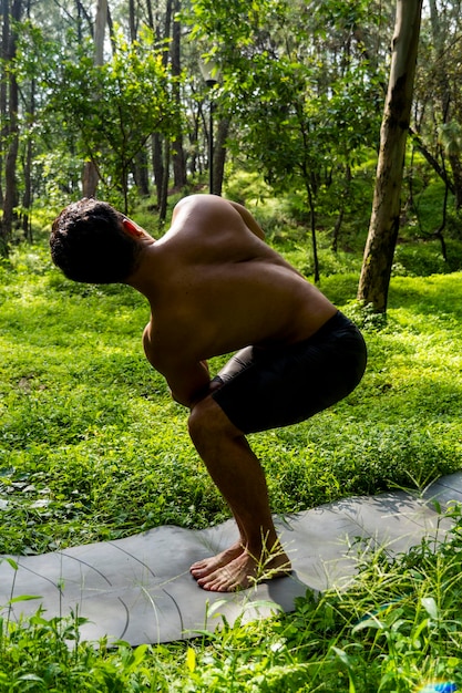 Mexikanischer Mann, der Yoga macht und sich im Wald Mexiko ausdehnt