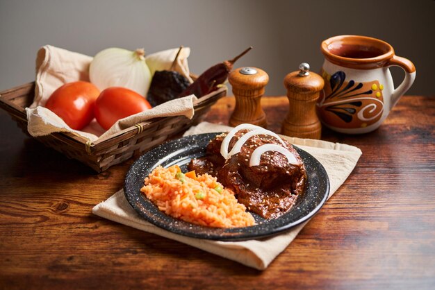 Foto mexikanischer maulwurf mit hühner mexikanisches scharfes essen traditionell in mexiko