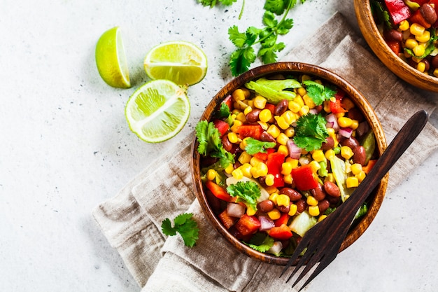 Mexikanischer Salat der traditionellen Maisbohne in einer hölzernen Schüssel