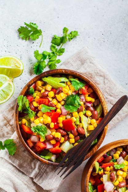 Mexikanischer Salat der traditionellen Maisbohne in einer hölzernen Schüssel