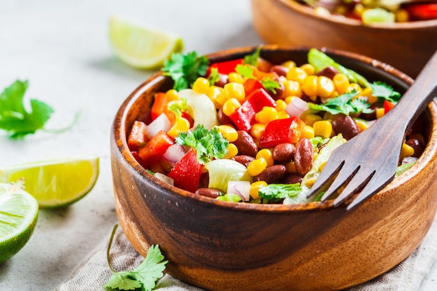 Mexikanischer Salat der traditionellen Maisbohne in einer hölzernen Schüssel