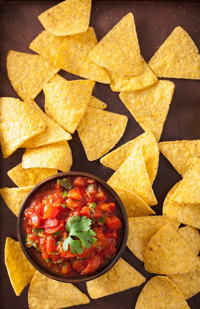 Mexikanischer Salsa-Dip und Nachos-Tortilla-Chips