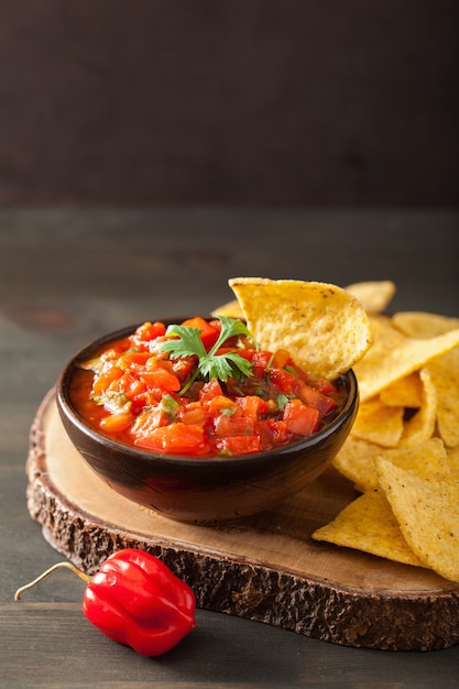 Mexikanischer Salsa-Dip und Nachos-Tortilla-Chips