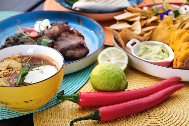 Mexikanischer Street Food Pfeffer und Limette stehen auf farbigen Servietten auf dem Tisch Blick von oben