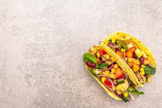 Mexikanischer Taco mit Hühnerfleisch, roter Bohne und Frischgemüse