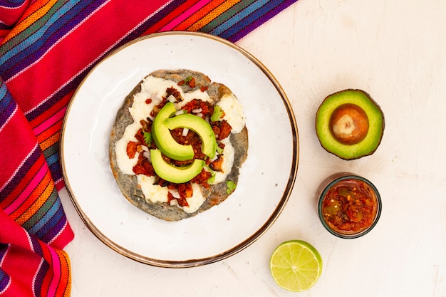 Foto mexikanischer teller der draufsicht mit avocado