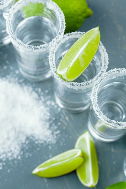 Mexikanischer Tequila in kurzen Gläsern mit Limette und Salz