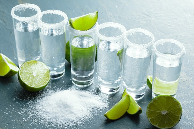 Mexikanischer Tequila in kurzen Gläsern mit Limette und Salz