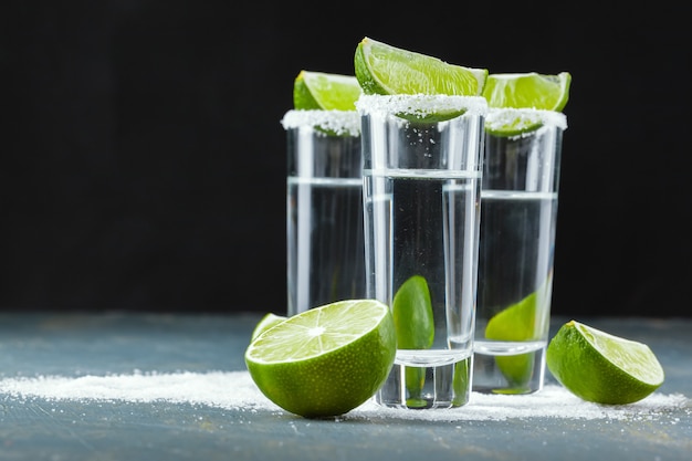 Mexikanischer Tequila in kurzen Gläsern mit Limette und Salz