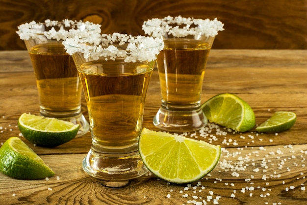 Mexikanischer Tequila mit Limette und Salz hautnah