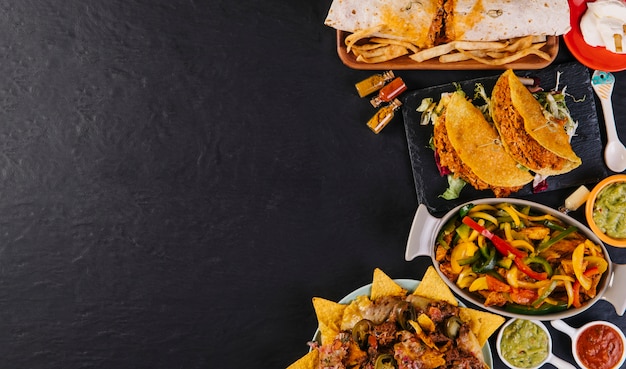 Foto mexikanisches essen auf der rechten seite der tischplatte