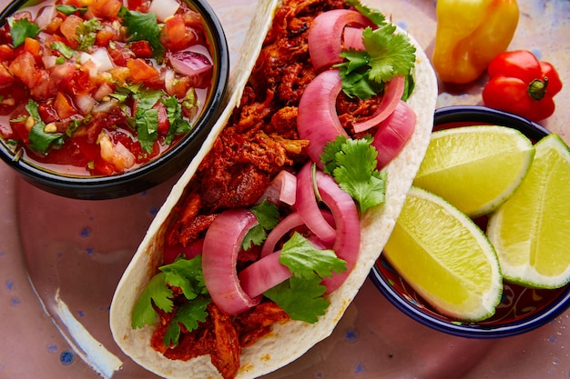 Mexikanisches Essen Cochinita Pibil mit Pico de Gallo