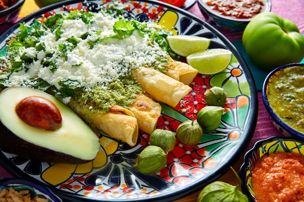 Mexikanisches Essen der grünen Enchiladas mit Guacamole