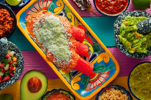 Mexikanisches Essen der roten Enchiladas mit Guacamole