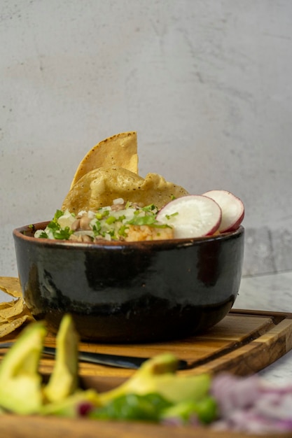 Mexikanisches Essen Fleischschale mit Fleischsaft Koriander und Zwiebel auf den mexikanischen Holzplatten