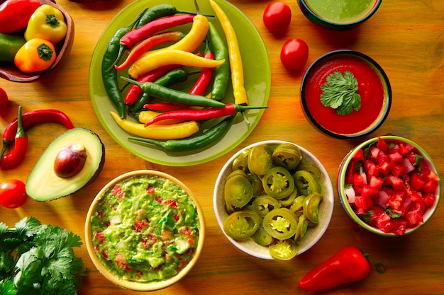 Mexikanisches Essen gemischt Guacamole-Nachos-Chili-Sauce