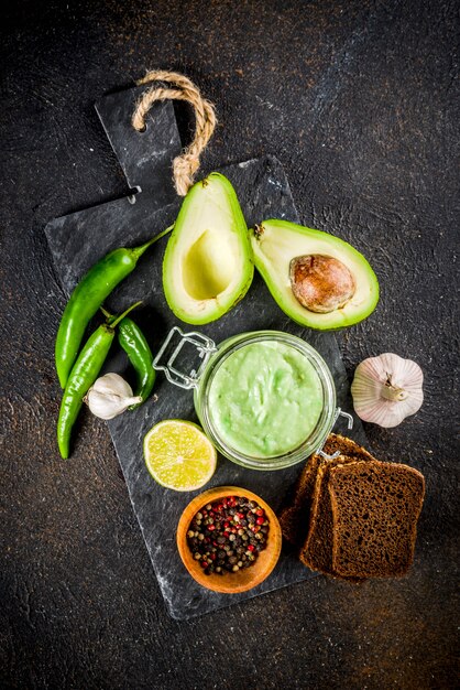 Mexikanisches Essen, Guacamole mit Roggentoastsandwiches