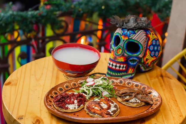 Mexikanisches Essen im traditionellen Angebot von dia de muertos