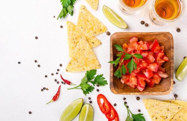 Mexikanisches Essen Salsa-Chips und Tequila-Shots mit Limette