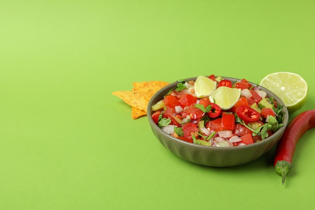 Mexikanisches Essenskonzept mit Pico de Gallo auf grünem Hintergrund