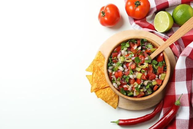 Mexikanisches Essenskonzept mit Pico de Gallo auf weißem Hintergrund