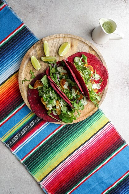 Mexikanisches Nationalgericht - Taco-Weizen-Rote-Bete-Tortilla mit veganen Kichererbsenbällchen und Gemüse