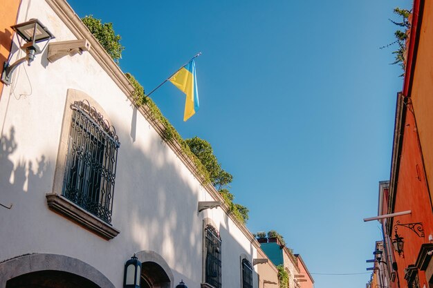 Mexiko-Haus mit ukrainischer Flagge