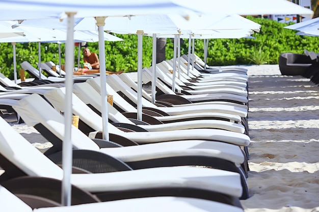 mexiko karibik strandhotel sonnenliegen am meer urlaub