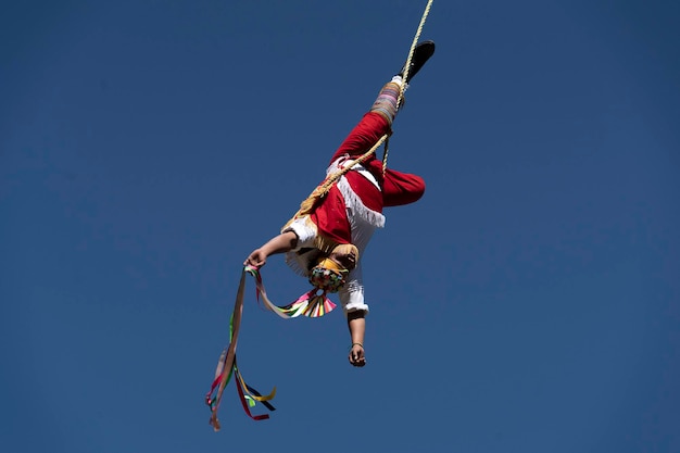 Foto mexiko-stadt, mexiko - 30. januar 2019 - der alte tanz der flyer los voladores