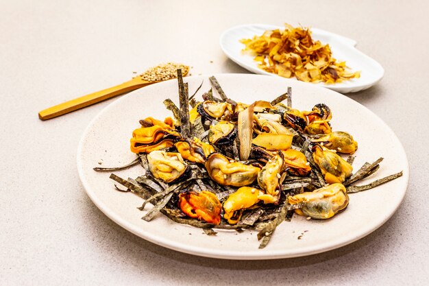 Mexilhões com flocos de alga nori, gergelim e atum bonito