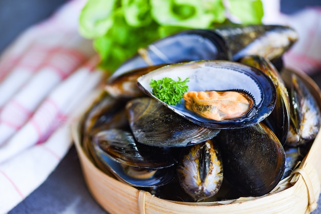 Mexilhões com limão de ervas na comida de vapor de cozinheiro. Marisco fresco de frutos do mar no alimento de concha de mexilhão restaurante no vapor de bambu