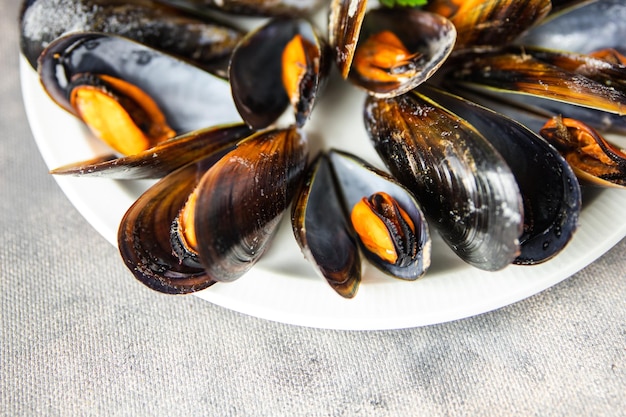 mexilhões em conchas refeição de frutos do mar frescos na mesa copiar espaço de fundo de comida