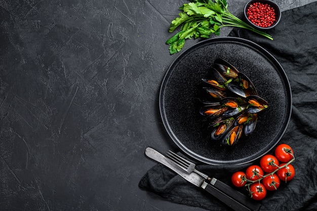 Mexilhões em molho de tomate, decorado com salsa e tomate cereja. Espaço para texto